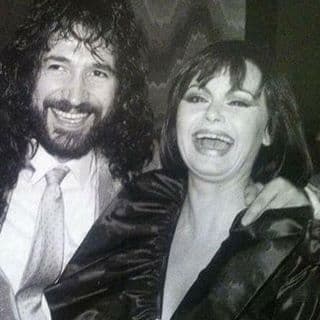 Este cantautor mexicano con 40 años de trayectoria artística, más de 300 canciones grabadas y poco más de 20 discos editados es una leyenda que ha impregnado el escenario con su talento.