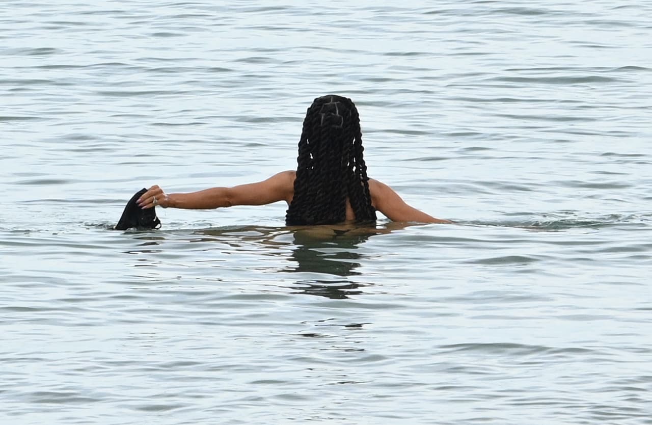Natti Natasha se refrescó en las calmadas aguas de la playa.
<br>