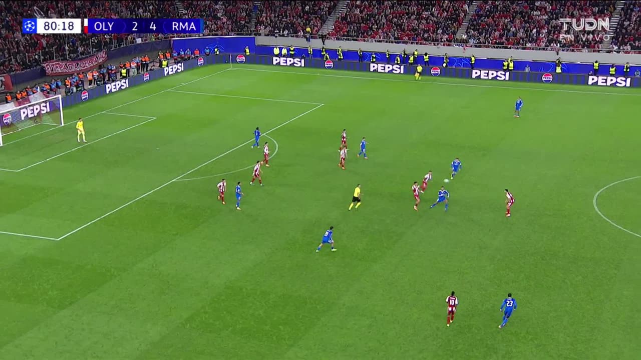 ¡GOL!  anota para Olympiakos. Ayoub El Kaabi