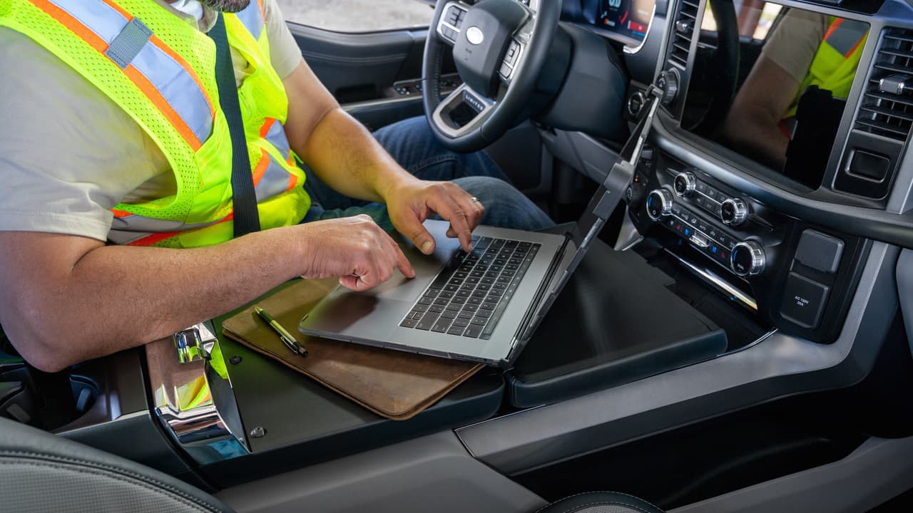 Ya no hay que utilizar la computadora portatil en posiciones incómodas, graciias a la superficie de trabajo de la Ford F-150 2021.