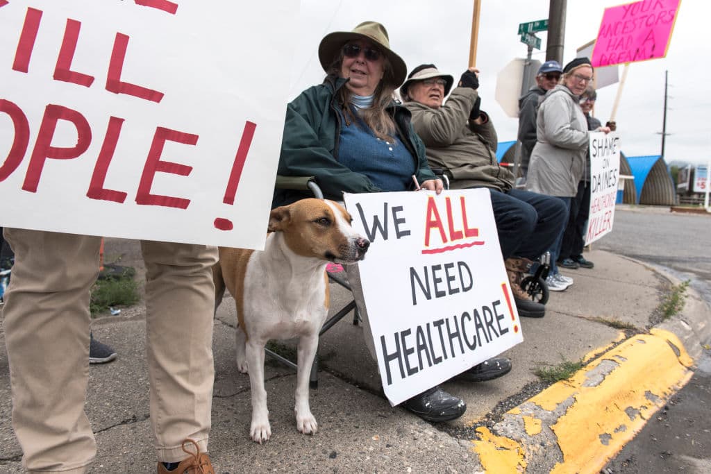 <b>"Todos necesitamos servicios de salud"</b>: el mensaje de una manifestante que participó en una protesta en Livingston, Montana, en defensa de Medicaid y el Affordable Care Act.