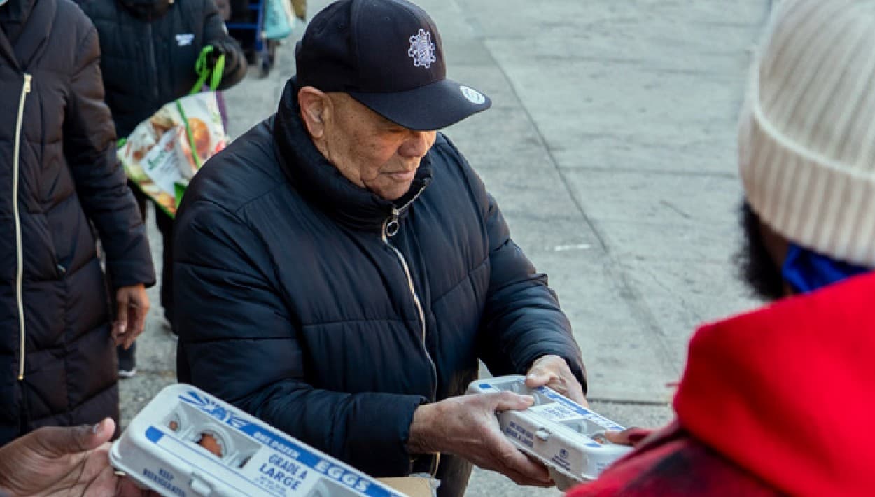 Con hacer fila no basta: la clave para recibir una docena de huevos gratis en Nueva York