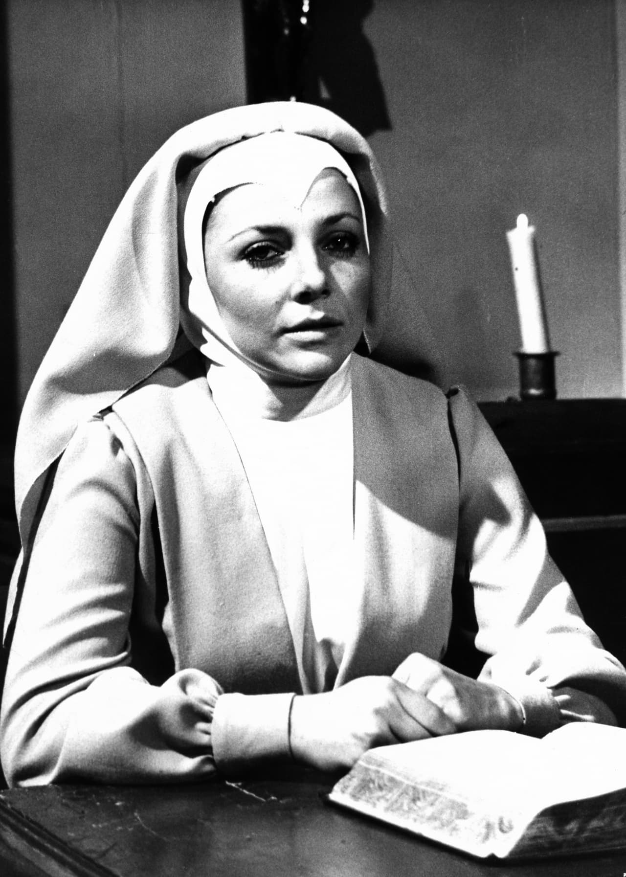 En la historia, Castro da vida a María Elena, la hija de Don Rafael. Después de quedar embarazada de un hombre que la abandona, la nana de la protagonista escapa con el niño, que corre el riesgo de ser asesinado. El personaje principal termina en un convento.