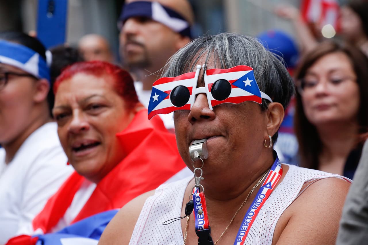 Cientos de miembros de la comunidad puertorriqueña y líderes neoyorquinos caminaron por la Quinta Avenida en el centro de Manhattan la mañana de este domingo con mensajes que llaman a la unidad y piden el apoyo para la reconstrucción de la isla a casi nueve meses del huracán María.