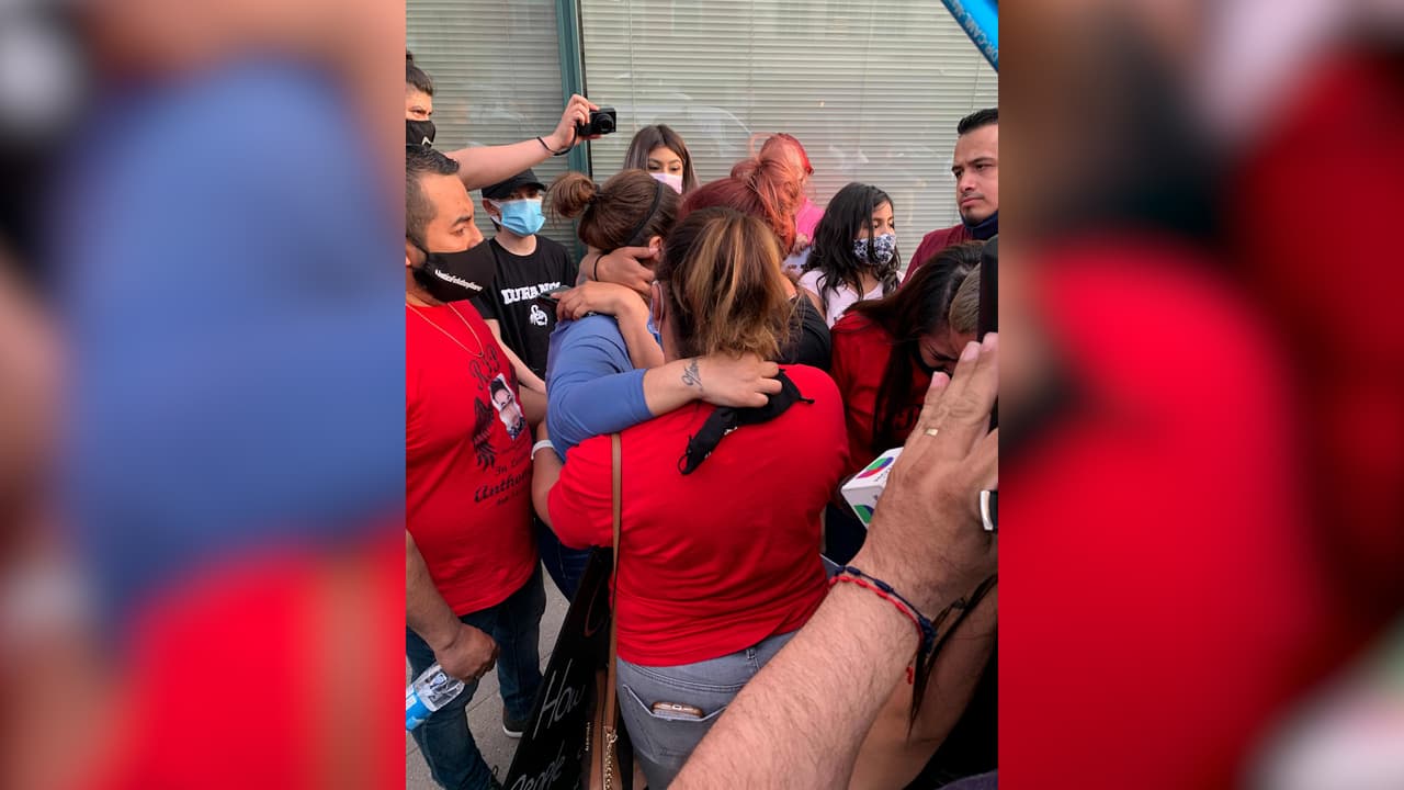 Al salir de las oficinas de COPA, la familia recibió el apoyo de los manifestantes. Asimismo, los familiares se abrazaron entre ellos.