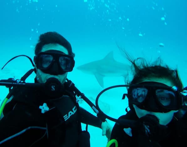 Ambos han demostrado que son amantes de la adrenalina, les gusta paracticar el buceo, el snorkel y otros deportes acuáticos extremos.