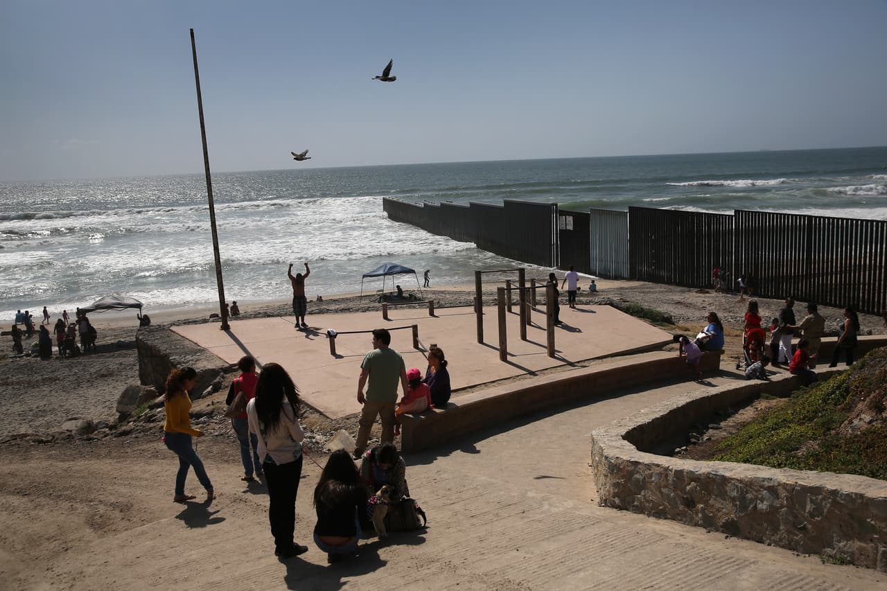 El paso fronterizo se ha vuelto también un punto de reunión