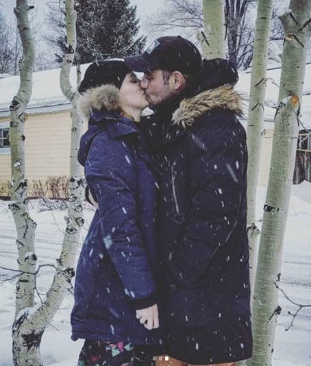 “Me encontré a una gran mujer y creo que ella a un gran hombre también, y somos muy amigos y nos disfrutamos mucho de estar juntos y nada, lo que se ve, que es poquito, es verdad, porque tampoco mostramos mucho de nuestras vidas, pero sí me gusta adularla y mostrar el pedazo de mujer que tengo, me siento muy orgulloso”, confesó.