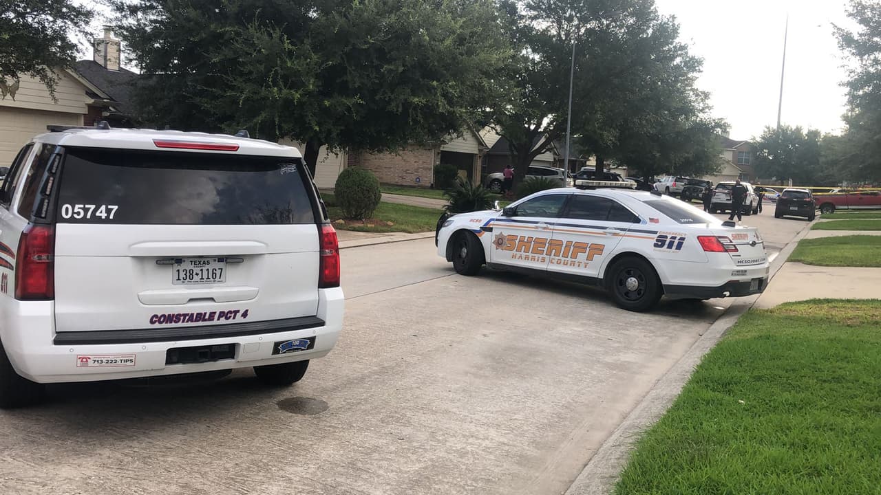 El padre del menor, de 38 años, está siendo interrogado por las autoridades, no se sabe nada de la madre hasta el momento y se espera que en breve se de a conocer más información.