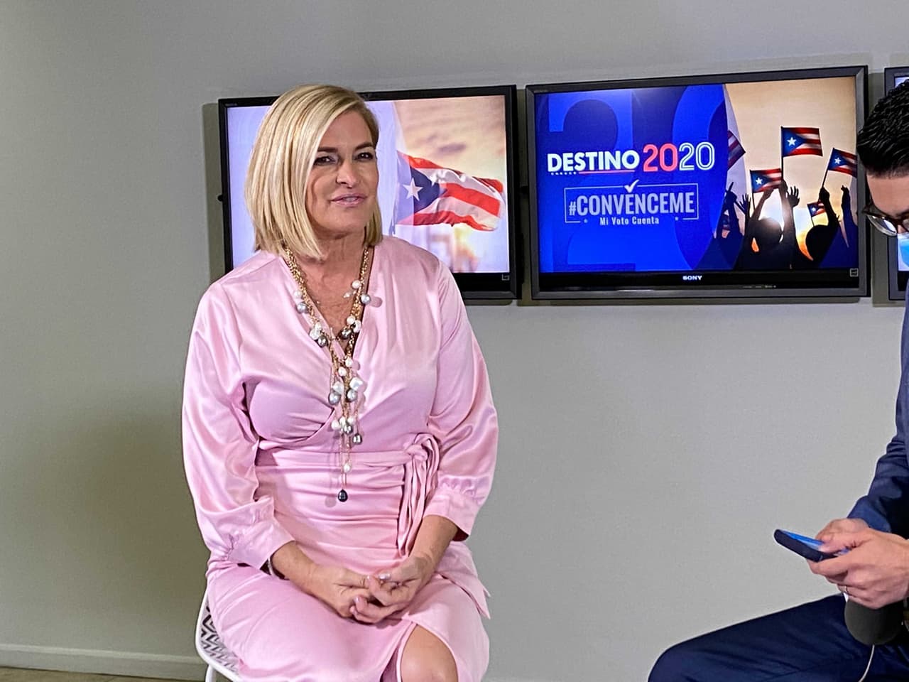 Caridad Pierluisi, hermana y directora de campaña de Pedro Pierluisi también estuvo en la antesala del debate.