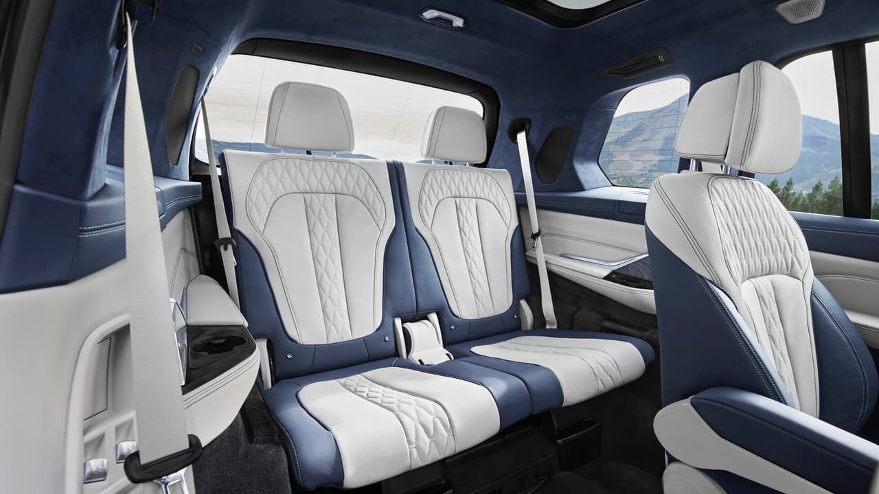 Todas las versiones de la nueva BMW X7 vienen con
<b>tres filas de asientos</b>.