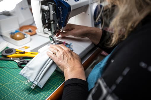 Las personas deben tener cuidado de no tocarse los ojos, la nariz y la boca al quitarse la mascarilla y lavarse las manos inmediatamente después de quitártela.