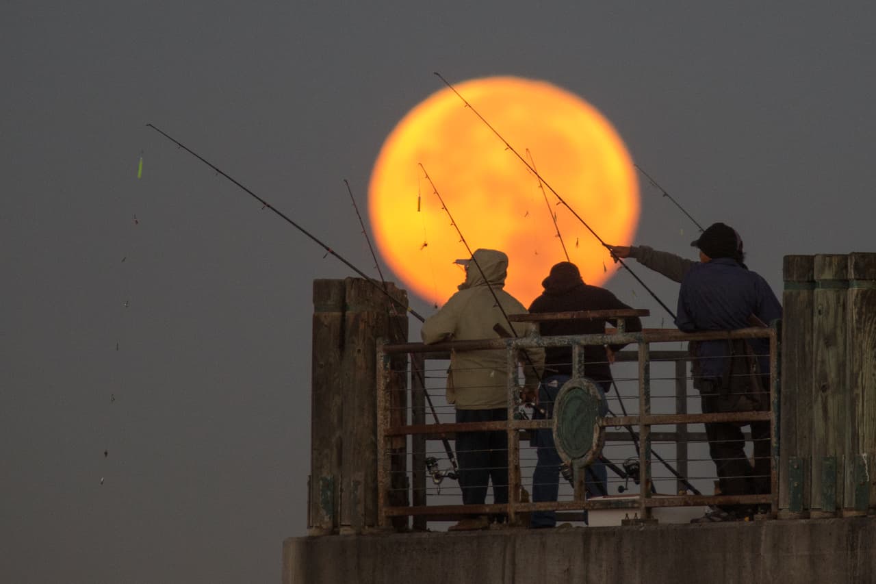 Si el cielo está despejado, cualquier playa de la costa de Los Ángeles puede ser un lugar ideal para ver la superluna, la cual se verá más grande que la superluna de sangre que ocurrió en enero de 2019.