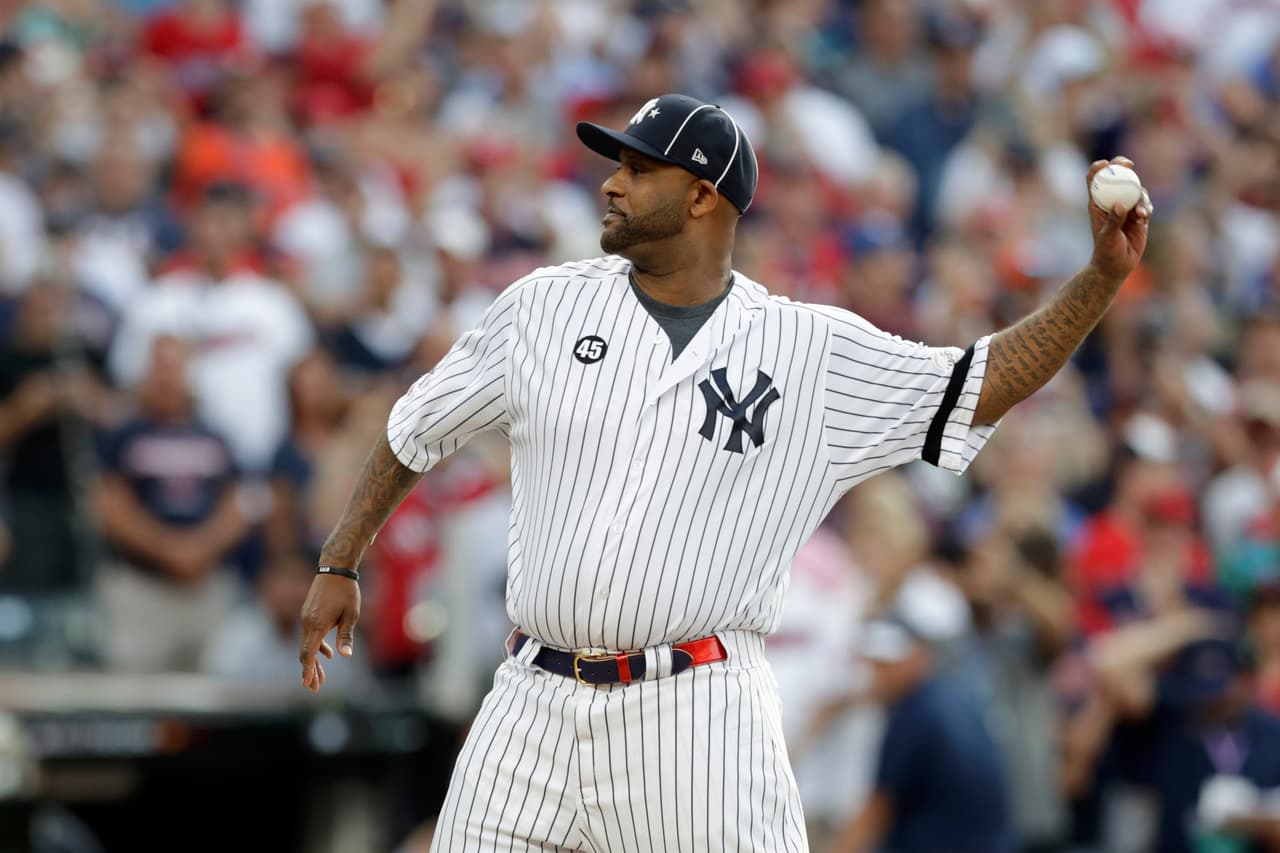El zurdo veterano abridor de los New York Yankees, CC Sabathia, quien inició su carrera en este parque con los Cleveland Indians, se reritará después de 19 campañas en las Ligas Mayores y tuvo el honor del primer pitcheo del encuentro, fue muy ovacionado.