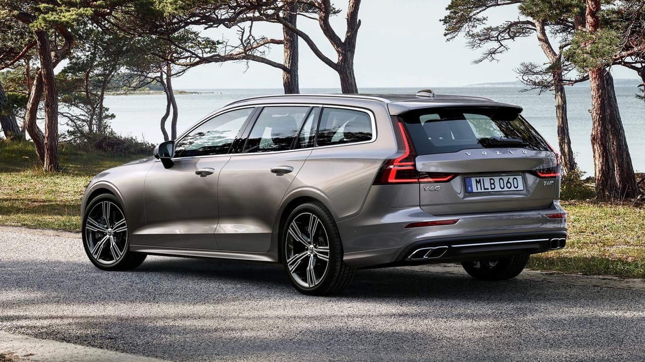 Las nuevas proporciones de la Volvo V60 hacen de ella 
<b>el modelo más ágil visualmente del renovado establo de Volvo</b>, aunque es muy probable que en algunos meses, cuando conozcamos al reemplazo del S60 4 puertas, el nuevo sedán la sustituya en ese renglón.