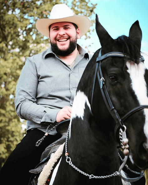 Sus populares corridos, que buscan alegrar a la gente, son sumamente exitosos entre el público. Tan solo su tema ‘El Nano’ tiene más de 128 millones de vistas en Youtube.