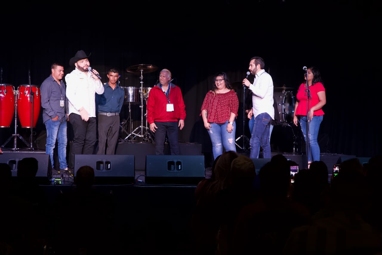 Entre las actividades con el público, también hubo un momento de bailar en parejas.