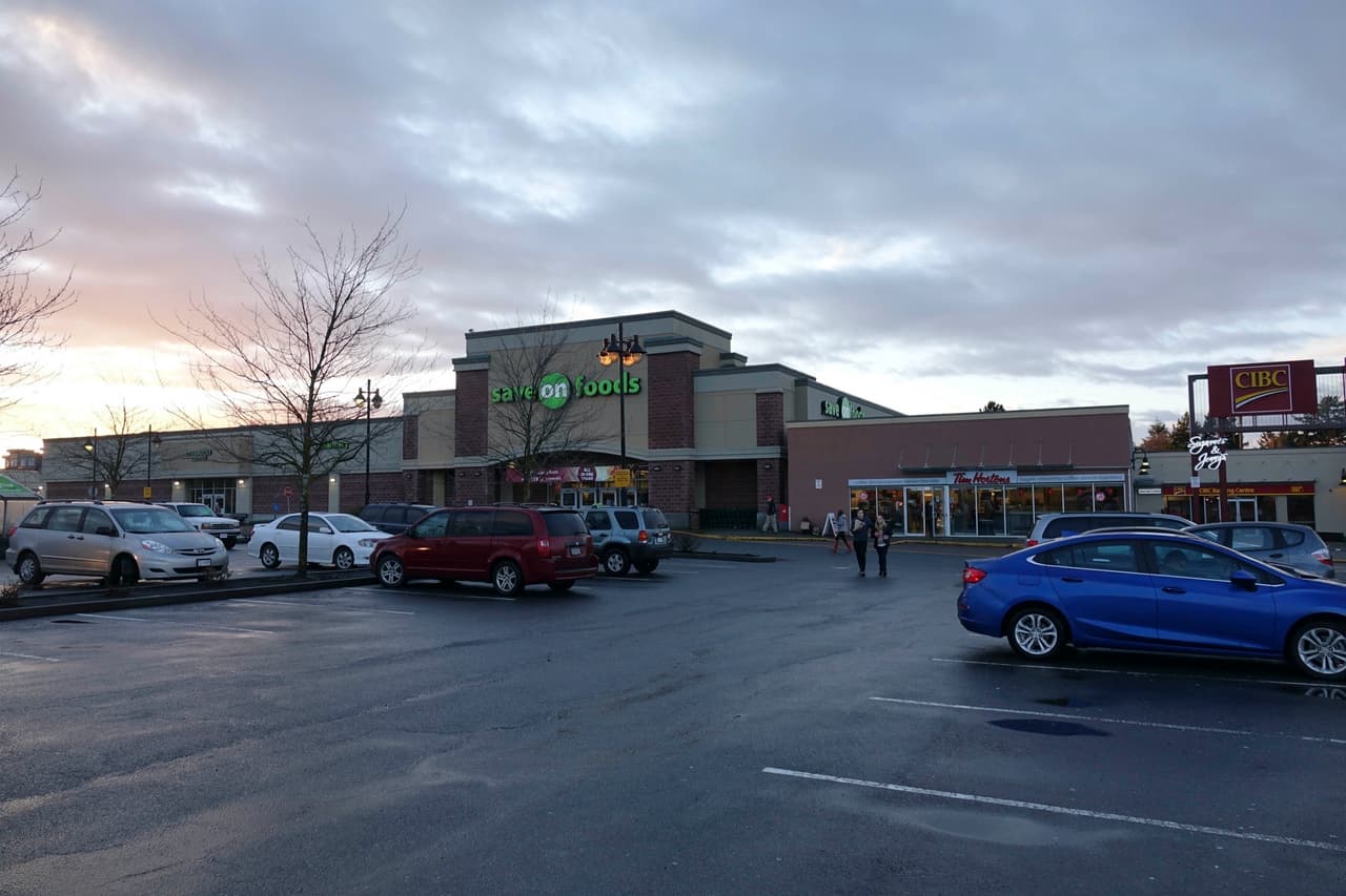 Mientras tanto, una fuente aseguró a 
<b><a href="https://www.etonline.com/prince-harry-and-meghan-markles-new-community-has-banded-together-to-protect-their-privacy-140945" target="_blank">ET Online</a></b> que los vecinos del príncipe y la actriz también se han unido para proteger la privacidad de la famosa pareja. En la foto un aspecto de los alrededores.
<br>