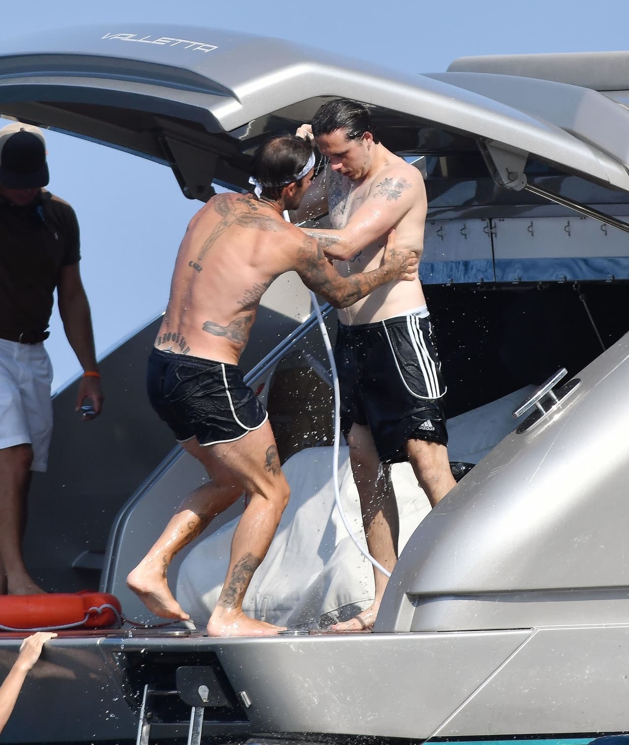 Un rato más tarde, tanto David como Brooklyn Beckham lucharon, buscando arrojar al perdedor al mar, lo que finalmente no pasó.