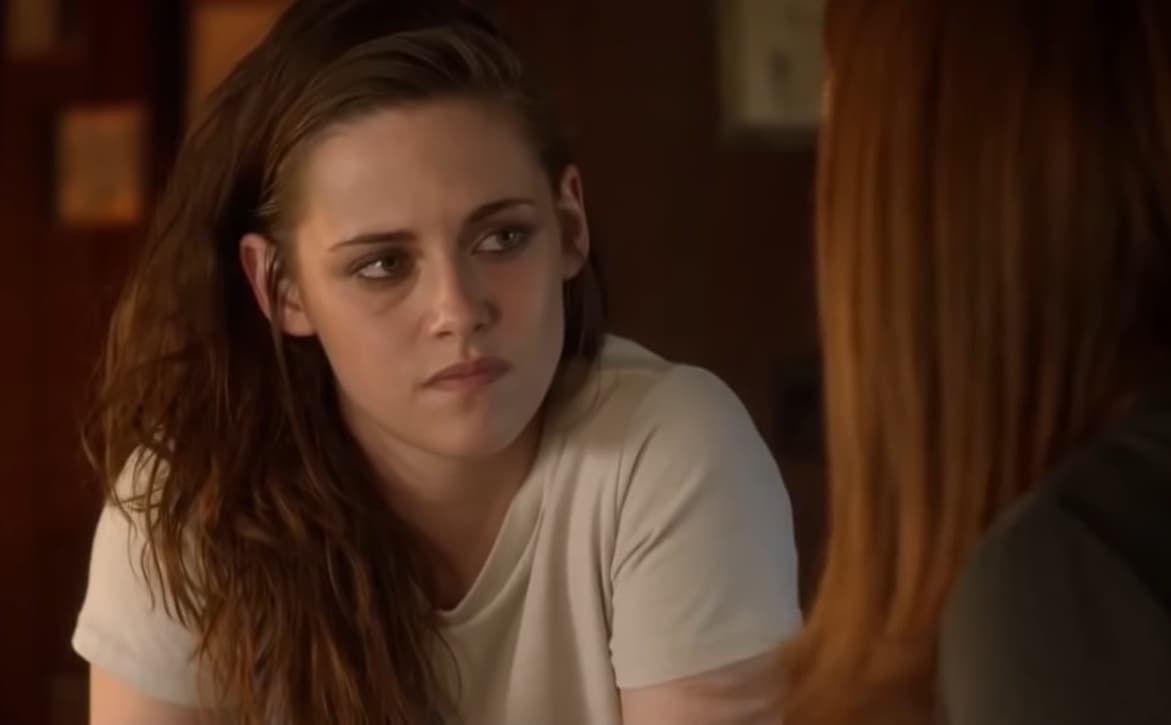 Stewart le da vida a Lydia, la hija de Alice, quien sufre de primera mano el costo del declive mental y físico de su madre. La actriz logra expresar en pantalla todo el miedo e impotencia de su personaje, mientras ve como la salud de su ser querido se deteriora poco a poco.
<br>