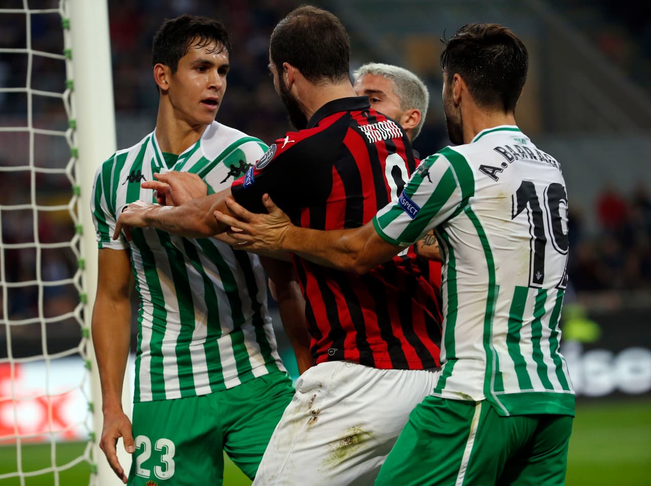 Los ánimos se calentaron y el argentino lo enfrentó. Aunque no pasó a mayores, el del Milan se ganó la tarjeta amarilla.