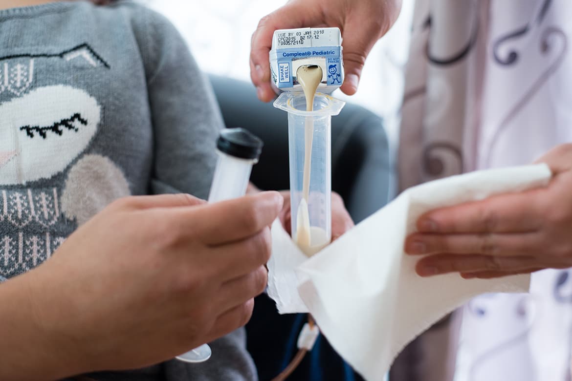 Abril es alimentada a través de un tubo gastrointestinal y es muy vulnerable a convulsiones y neumonía.