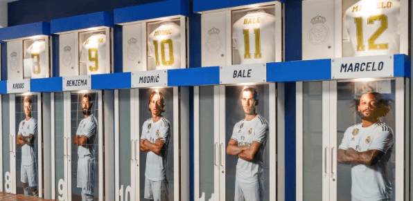 ¿Te imaginas estar en el lugar donde se cambian las grandes estrellas del equipo como Bale, Marcelo, Ramos o Modric?