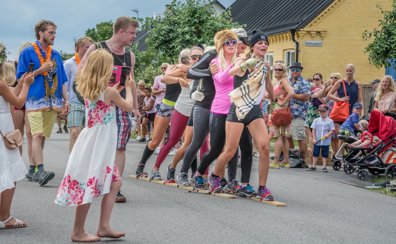En Suecia se recibe el verano con euforia, luego de varios meses de penumbra y frío. El día del solsticio y los siguientes hay fiestas en los pueblos, danzas y otras celebraciones folclóricas. En la fotografía un festival de solsticio de verano en Skanor, al sur del país. 
<br>