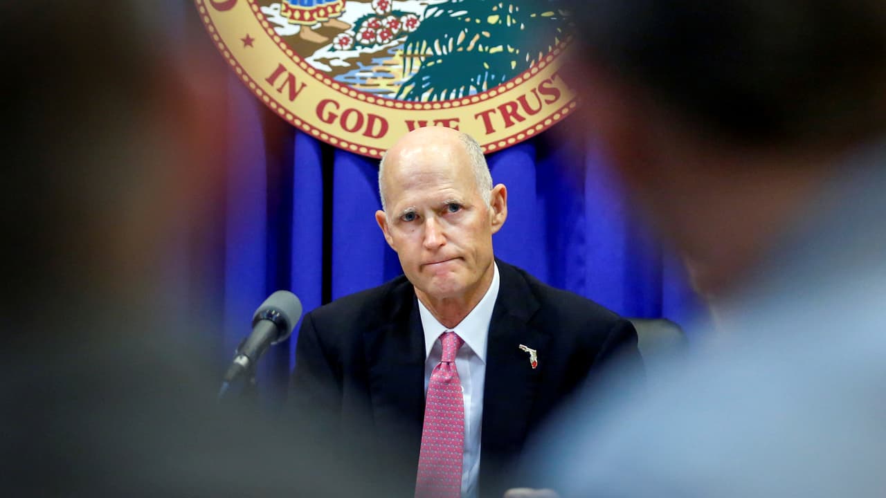 Gobernador de Florida propone aumentar de 18 a 21 años la edad mínima para comprar armas