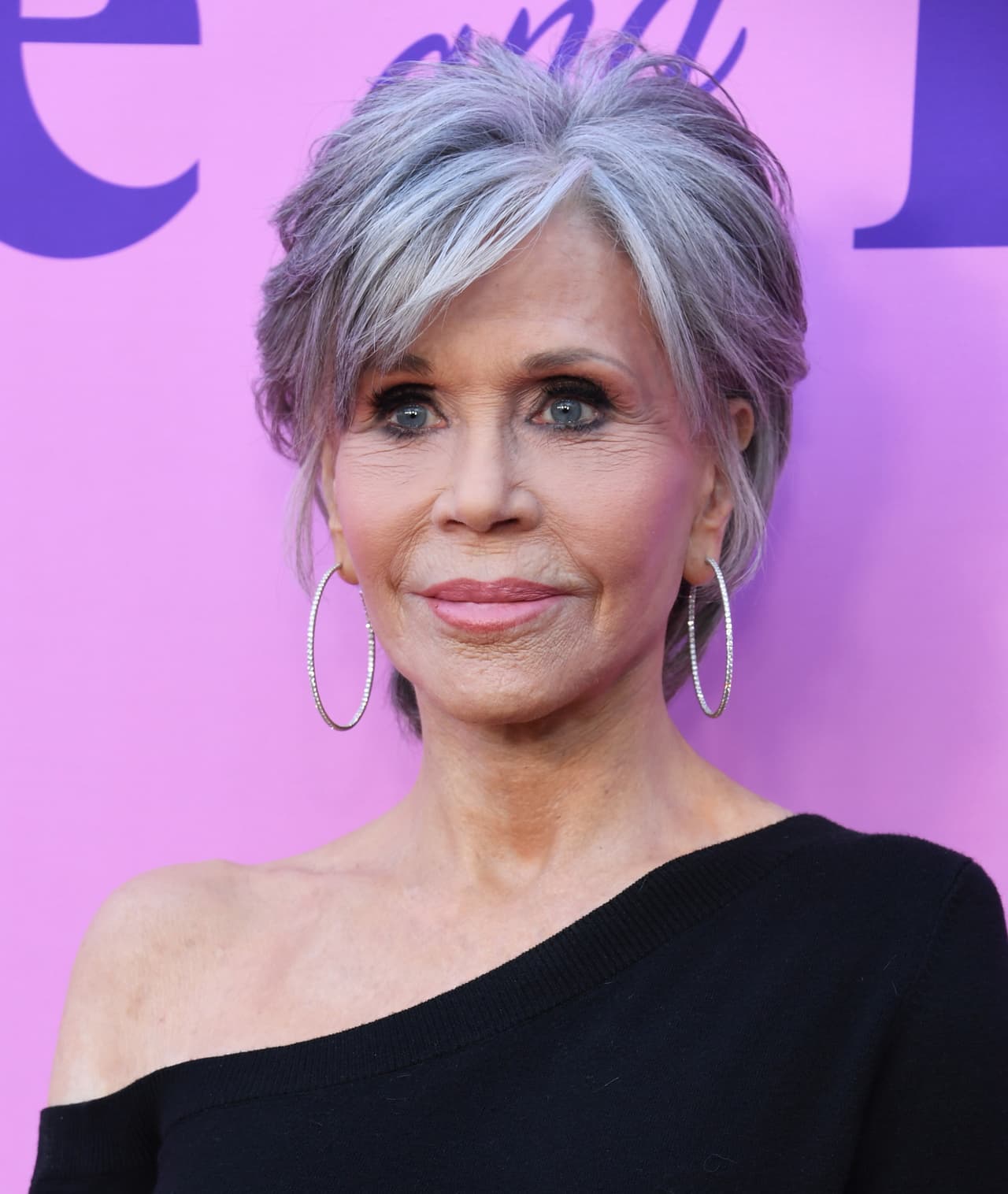 <b>Jane Fonda</b>
<br>La protagonista de la serie de Netflix ‘Grace and Frankie’ tiene 84 años de edad. Comenzó su carrera en la industria del cine desde 1960 y a partir de entonces ha sido considerada como toda una estrella mundial.