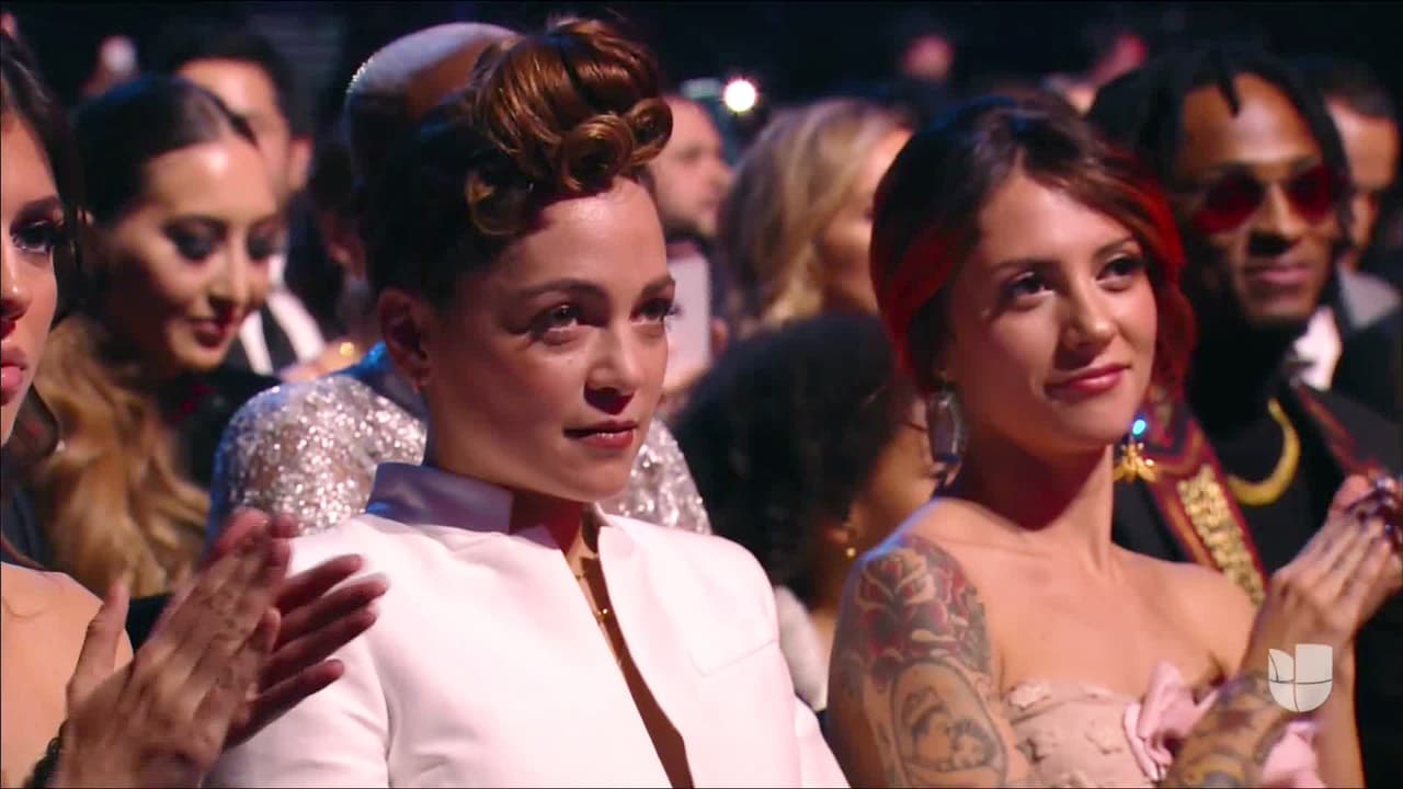 Fue captada por las cámaras de televisión con esta expresión en el rostro, cuando 
<a href="https://www.univision.com/shows/despierta-america/maluma-estuvo-a-punto-de-no-ir-a-los-latin-grammy-pero-algo-cambio-su-decision-sin-imaginar-que-ganaria-video">Maluma subió al escenario para recibir el preciado gramófono dorado</a>.