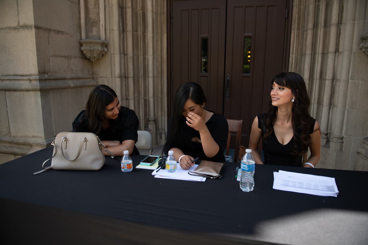 Tres edecanes se encargaron de registrar a los amigos y familiares de los novios.