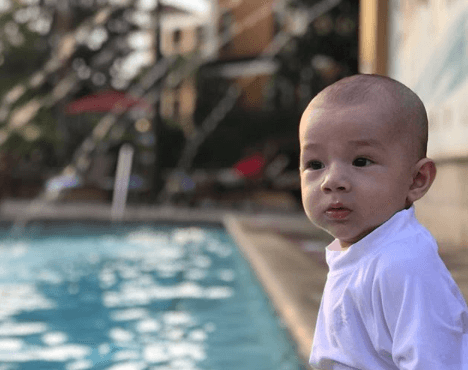 ¿Qué tal este pequeño galán? Alan Tacher compartió esta imagen de su bebé para celebrar sus 5 meses: "chequen la actitud".