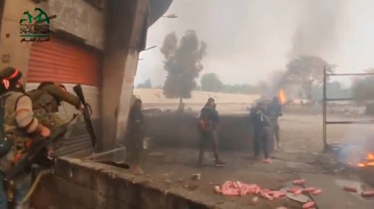 Rebeldes sirios combaten en las afueras de Damasco, según esta toma de una cámara