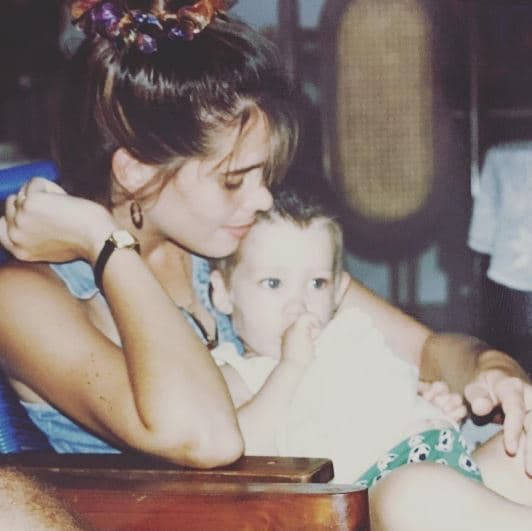 Abdiel en los brazos de su madre.