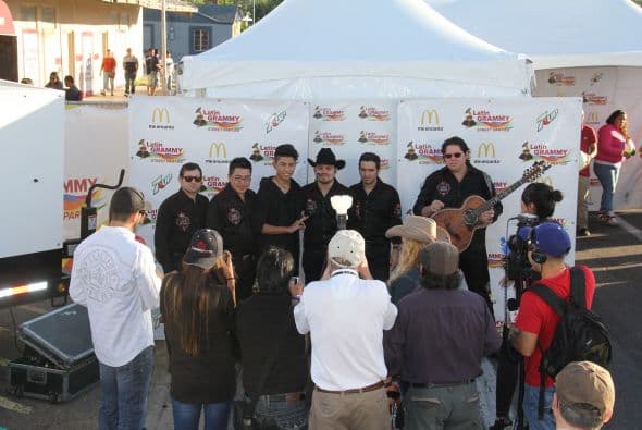 Los corridos de la banda grupera “Voz de Mando” se hicieron sentir en los Latin Grammy Streets Parties en Phoenix, donde los fanáticos esperaban ansiosos y cantaron con entusiasmo las más famosas canciones de esta agrupación. 