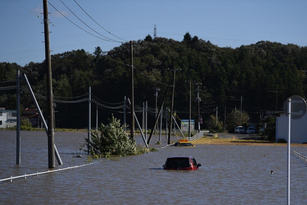 Un auto atrapado en una carretera de Kakuda, ubicada en la prefectura de Miyagi.