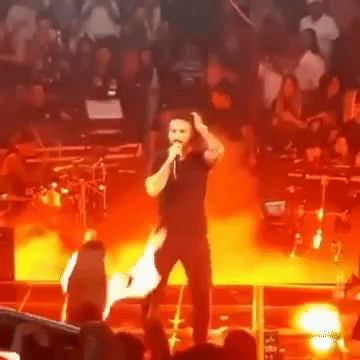 El cantante Maluma rechazó el beso de una fan mexicana que burló la seguridad y brincó al escenario, durante una de sus presentaciones del colombiano en Guadalajara, México.