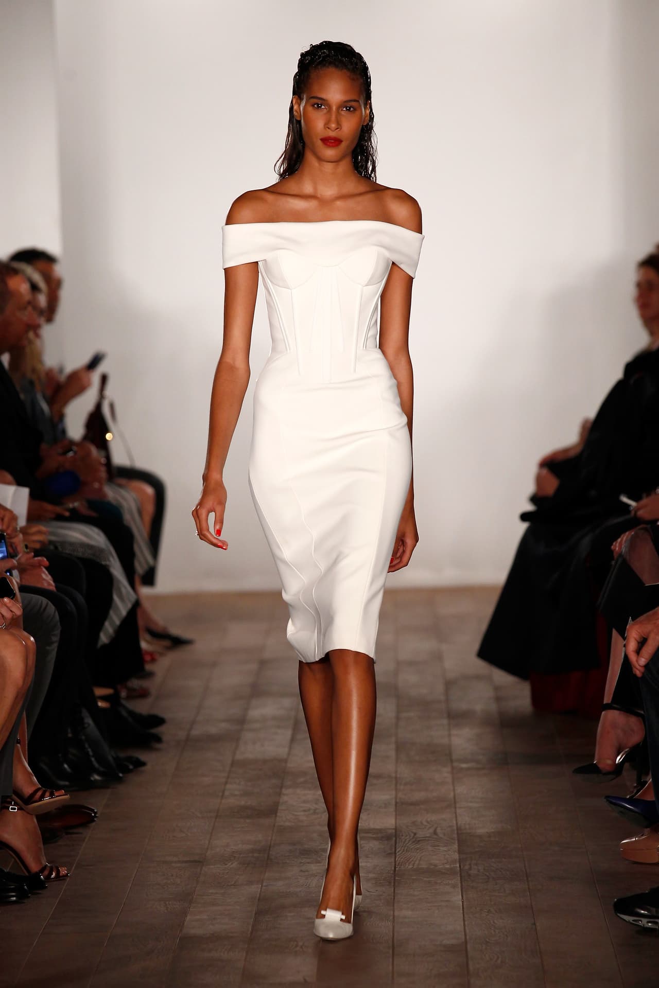 Con acierto, Michelle eligió para ese día una creación de 
<b>Zac Posen</b> de la colecicón 
<b>Spring 2015</b> de un
<b> valor de <a href="http://www.neimanmarcus.com/Zac-Posen-Off-The-Shoulder-Cocktail-Dress-Coral/prod188610227/p.prod?ecid=NMAF__J84DHJLQkR4&CS_003=5630585">1,990 dólares</a></b>