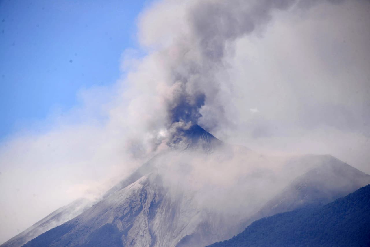 Las erupciones regulares mantienen al cono volcánico descubierto de vegetación más arriba de los 4,000 pies.