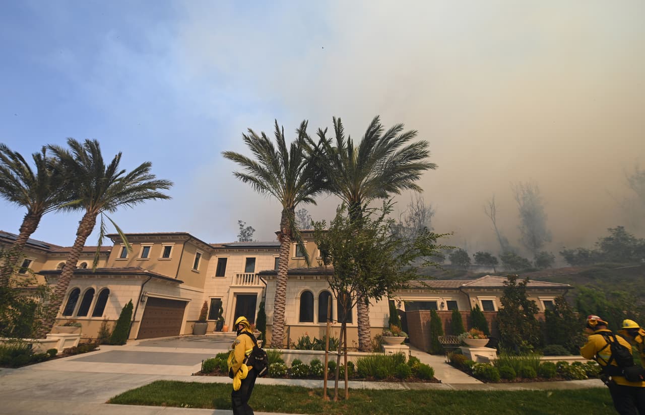 La llegada de los fuertes vientos en todo California provocaron cortes programados de energía a cientos de miles de usuarios para evitar que líneas eléctricas fueran los causantes de siniestros en medio de la temporada de sequía.