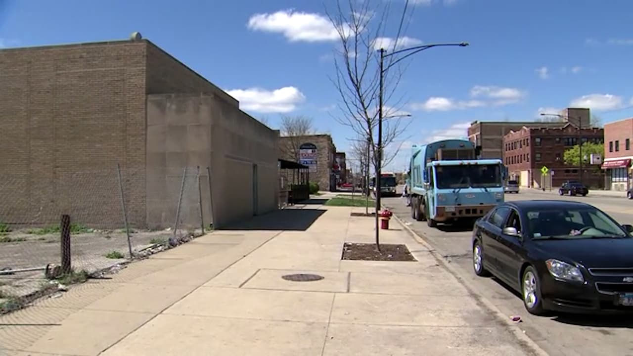Un escuadrón antibomba investiga una granada encontrada en una lonchera en el lado oeste de Chicago