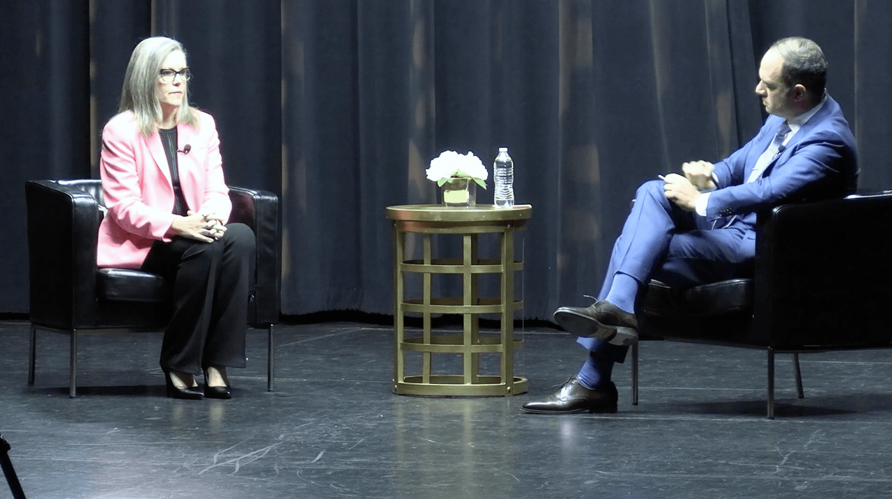 Katie Hobbs y León Krauze.