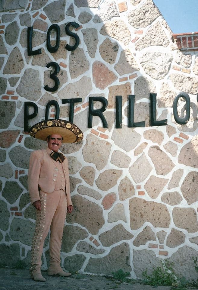 Hoy vive en el rancho 'Los 3 Potrillos' en Guadalajara, lugar que fue construido por él en los años ochenta y que tiene una extensión de más de 500 hectáreas