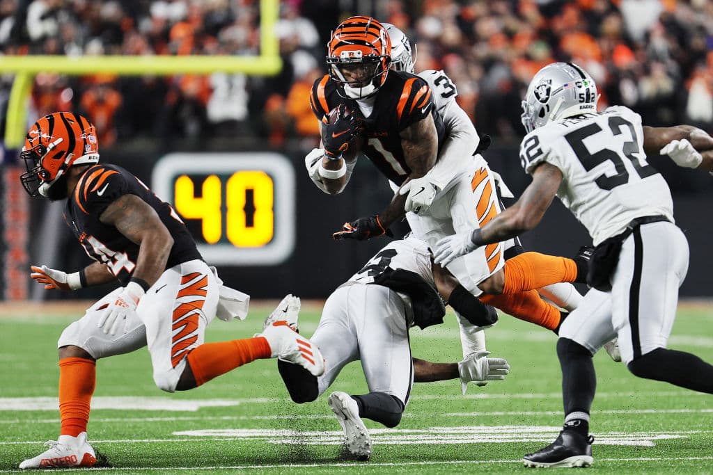 Joe Burrow regresa las emociones a Cincinnati y comanda la victoria 19-26 de los Bengals sobre los Raiders.