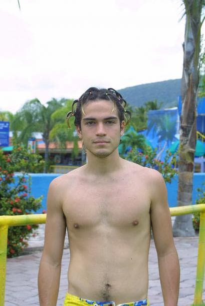 ¿Qué tal el peinado de Alfonso Herrera? Así era como el actor aparecía en 'Clase 406', antes de que formara parte del fenómeno 'Rebelde'.