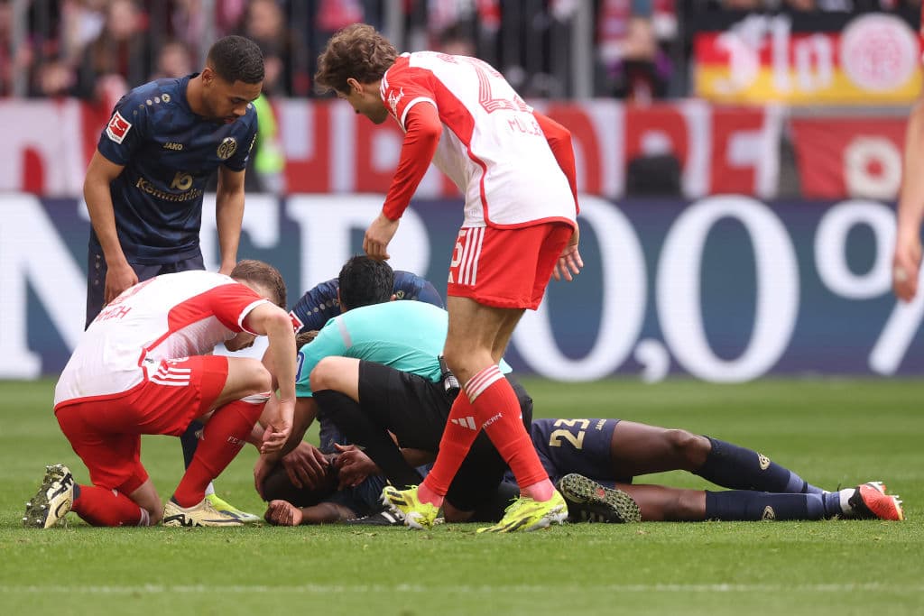 Árbitro salva la vida a futbolista en pleno partido ante Bayern Munich
