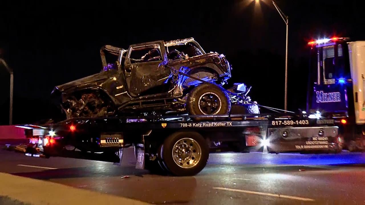 <h3 class="cms-H3-H3">El Jeep siguió avanzando en sentido contrario</h3> Después de ese primer impacto, el Jeep continuó por la autopista 
<b>hasta chocar de frente contra un sedán en el que viajaban tres adultos y un niño de unos 10 u 11 años. </b>
<br>El conductor del Jeep 
<b>murió en el lugar. </b>
<br>
<b>También fallecieron dos mujeres que viajaban como pasajeras en el sedán,</b> una en el asiento delantero y otra en la parte trasera. 
<br>
<b>El conductor del sedán y el menor</b> fueron llevados a hospitales. 
<br>La policía indicó que se espera que 
<b>ambos sobrevivan. </b>
<br>Las autoridades todavía 
<b>no han explicado cómo el conductor del Jeep terminó circulando en dirección contraria</b> ni qué ocurrió antes del accidente.