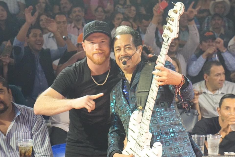 Saúl 'Canelo' Álvarez es muy amigo y admirador de Los Tigres del Norte y ahora que estuvieron en su natal Guadalajara, no dudó en visitarlos y pasar una amena velada con los corridos y canciones de la agrupación norteña.