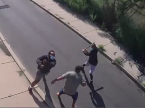 Mecánico respondió a una llamada de auto averiado y resultó gravemente herido luego de un ataque con un bate 